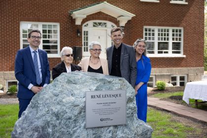 Une nouvelle plaque commémorative en hommage à René Lévesque dévoilée à Québec