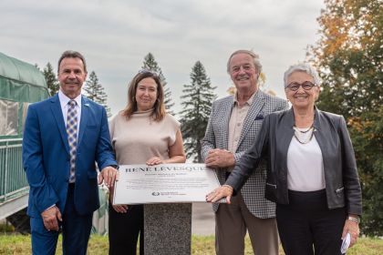 Une plaque commémorative en hommage à René Lévesque dévoilée à Shawinigan